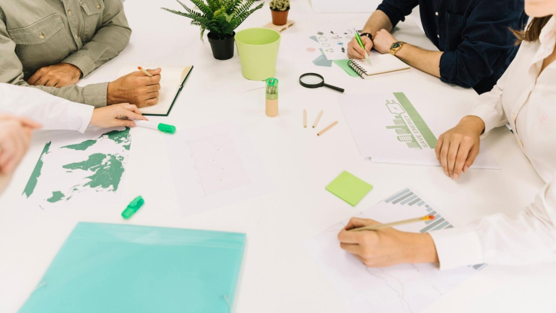 Moderne Büroräume mit durchdachter Arbeitsplatzgestaltung